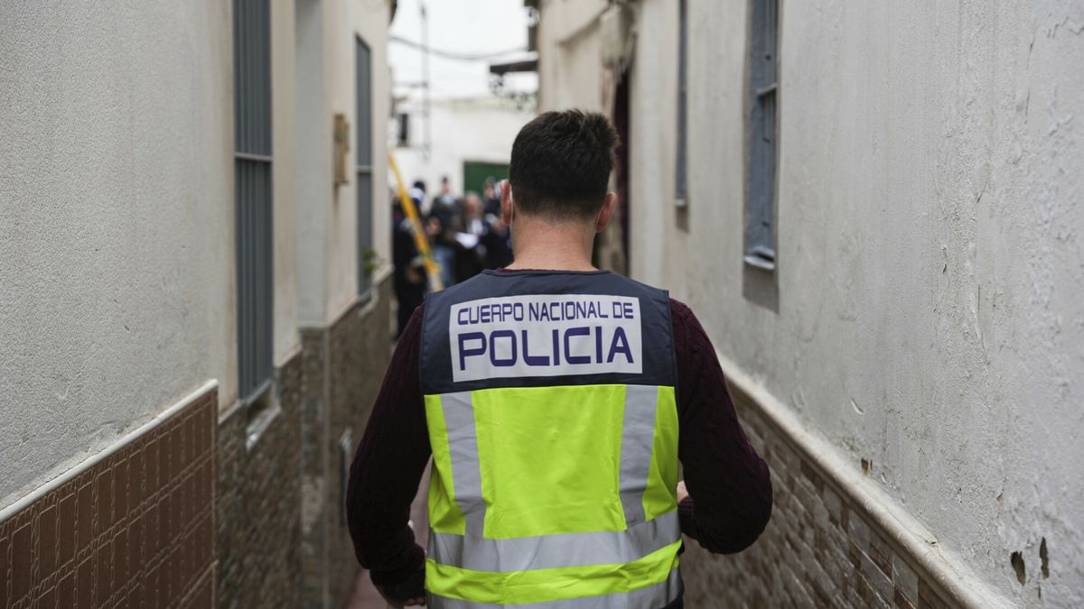 Plantacja marihuany w Hiszpanii
Detail of the police operation 'Amazona' in the Bachillera neighborhood, on November 14, 2024 in Seville (Andalusia, Spain). The National Police has opened a new operation against drug trafficking, called 'Amazona', in the Sevillian neighborhood of Bachillera, in which a total of 75 agents from various police units have participated. After the searches, three people have been arrested, as well as the intervention of narcotic substances and a firearm. NOVEMBER 14;2024 Mar�a Jos� L�pez / Europa Press 11/14/2024 (Europa Press via AP)
Mar�a Jos� L�pez
