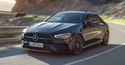 Mercedes-Benz nie chce, żebyśmy tak szybko oglądali zdjęcia nowego CLA. Sedan wyładniał i urósł