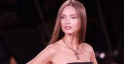 Wskoczyła w minimalistyczne bikini. Ale "rozcięta" góra robi efekt