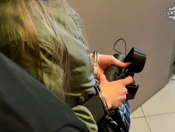 Ukraińcy chcieli wyłudzić blisko 40 tysięcy zł metodą "na przelew". Zatrzymali ich przed bankiem