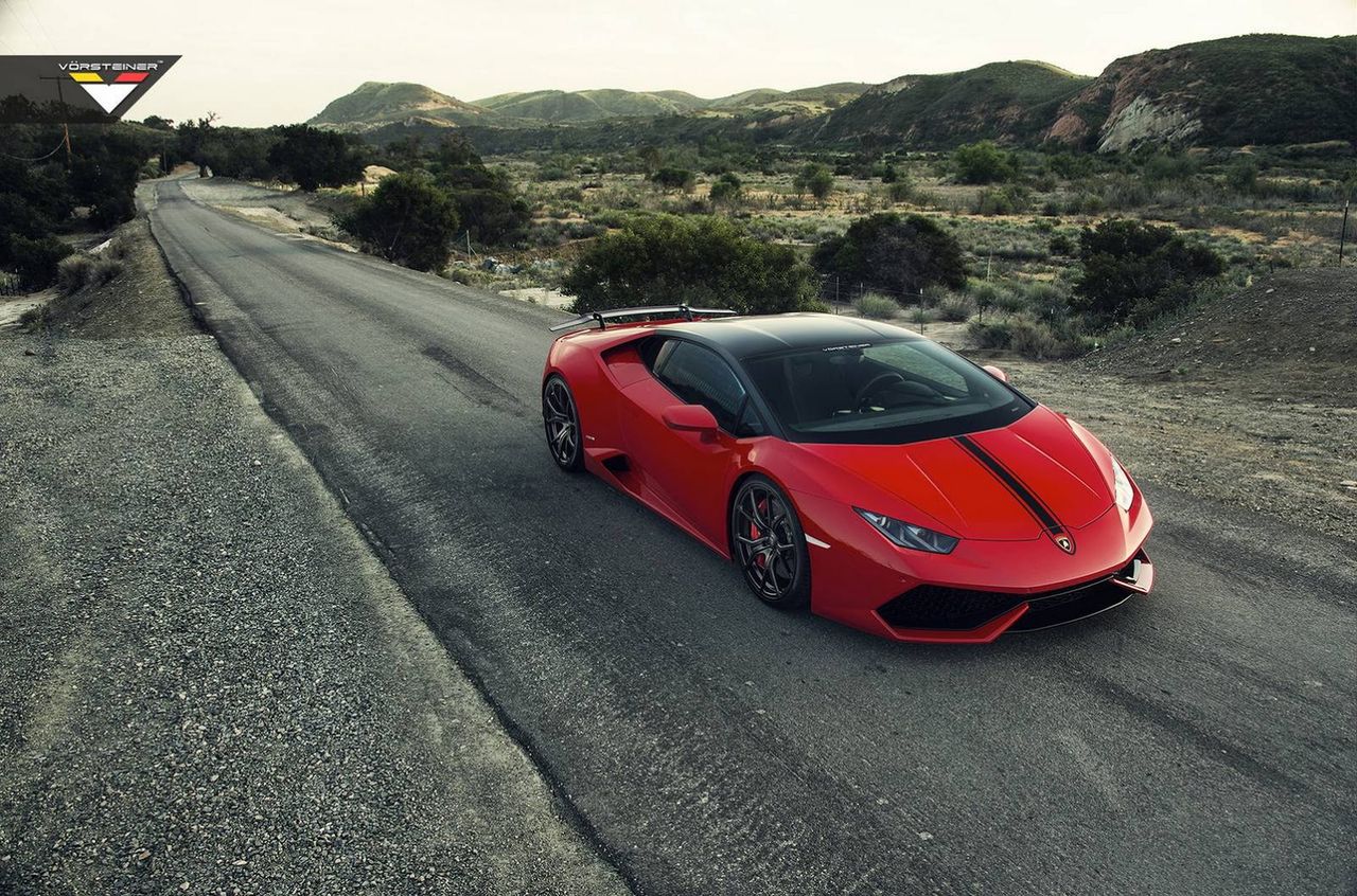 Dlatego Vorsteiner obszedł się z Lamborghini Huracánem łagodnie. Auto w kolorze Rosso Mars zostało uzbrojone jedynie w delikatny spojler, który może być osadzony na wspornikach z aluminium lub włókna węglowego.