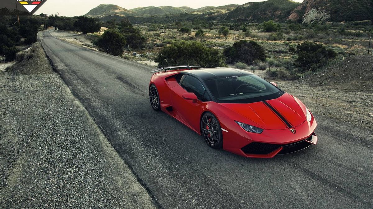 Dlatego Vorsteiner obszedł się z Lamborghini Huracánem łagodnie. Auto w kolorze Rosso Mars zostało uzbrojone jedynie w delikatny spojler, który może być osadzony na wspornikach z aluminium lub włókna węglowego.