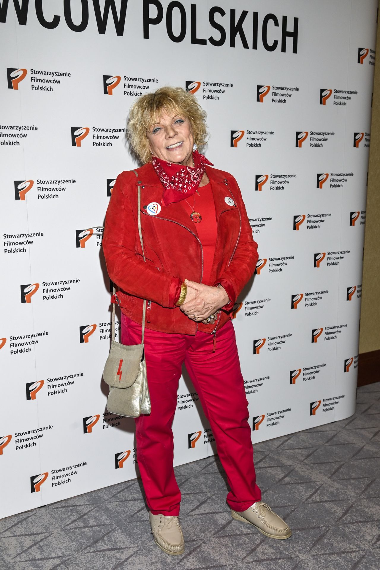 Dorota Stalińska zapozowała w czerwonej stylizacji. Do kurtki przypięła znaczek "konstytucja"