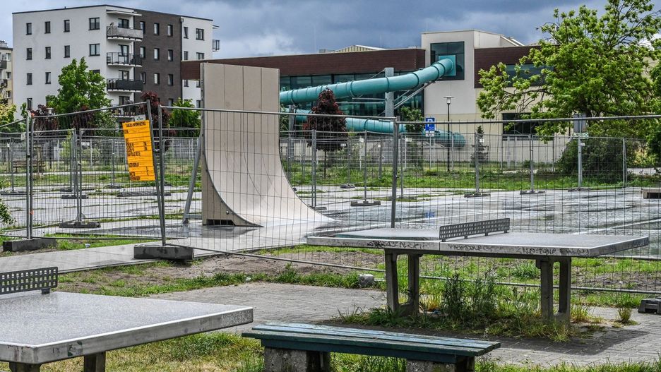 Przy lasku przy ulicy Szarych Szeregów zniknął plac zabaw. Na starym boisku przy V Liceum Ogólnokształcącym powstaje za to nowy skatepark, który wcześniej był położony między blokiem nr 9 i wieżowcami 11 oraz 13. Tam z kolei ma być parking.  