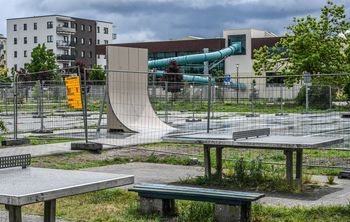 Na Kapuściskach w Bydgoszczy zniknął plac zabaw. Trwa przenoszenie skateparku, niedługo powstanie parking