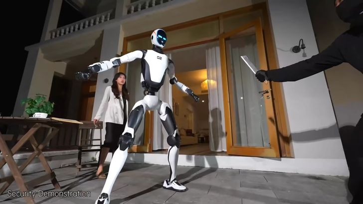 Chiński robot do ochrony. Na filmie kopie i niszczy samochody
