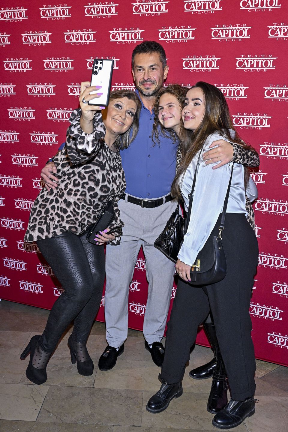 Katarzyna Skrzynecka z rodziną na premierze