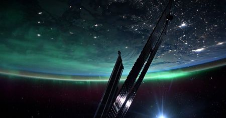 Niesamowita zorza polarna widziana z kosmosu. Wygląda jak z filmu science fiction