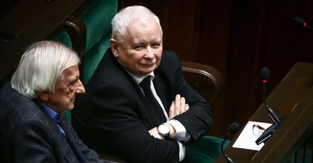 PiS i KO notują spadki. Mamy najnowszy sondaż