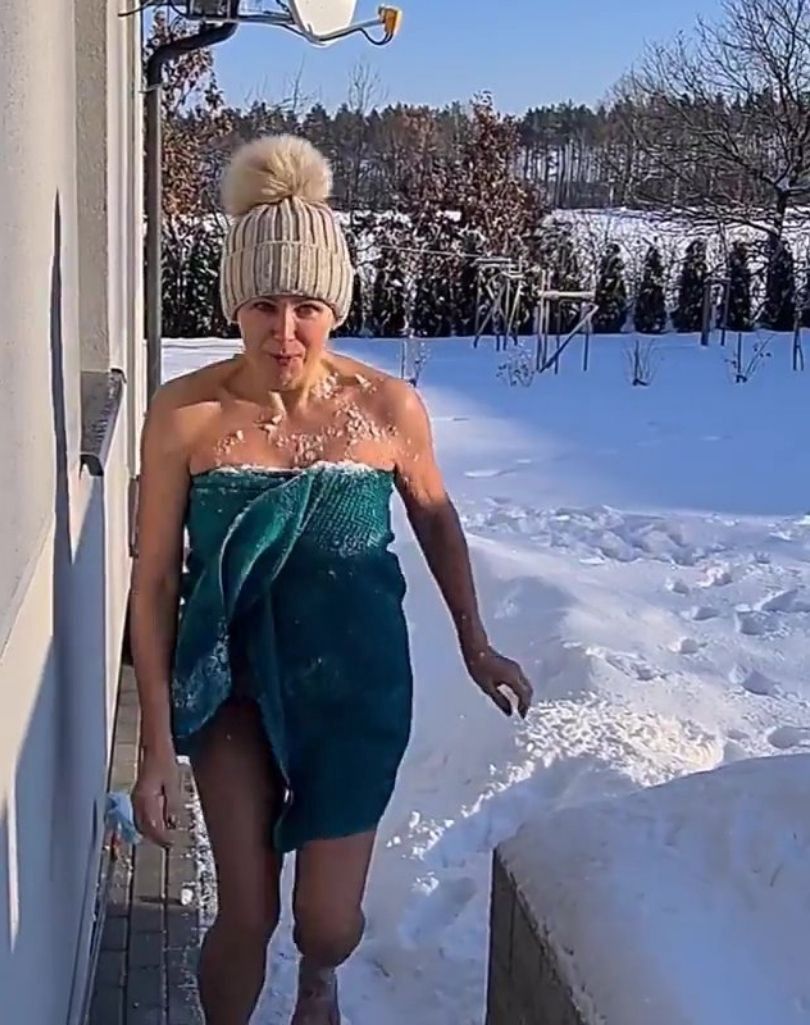 Anna Samusionek morsuje na sucho, odziana jedynie w ręcznik