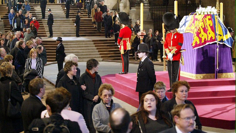 Nie żyje Elżbieta II. Trumna z jej ciałem zostanie wystawiona w Westminster Hall. Poddani oddawali tam hołd jej matce.
