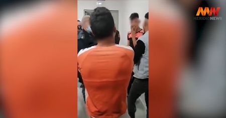 Oburzające nagranie z Sycylii. Policjant poniżał i bił imigrantów