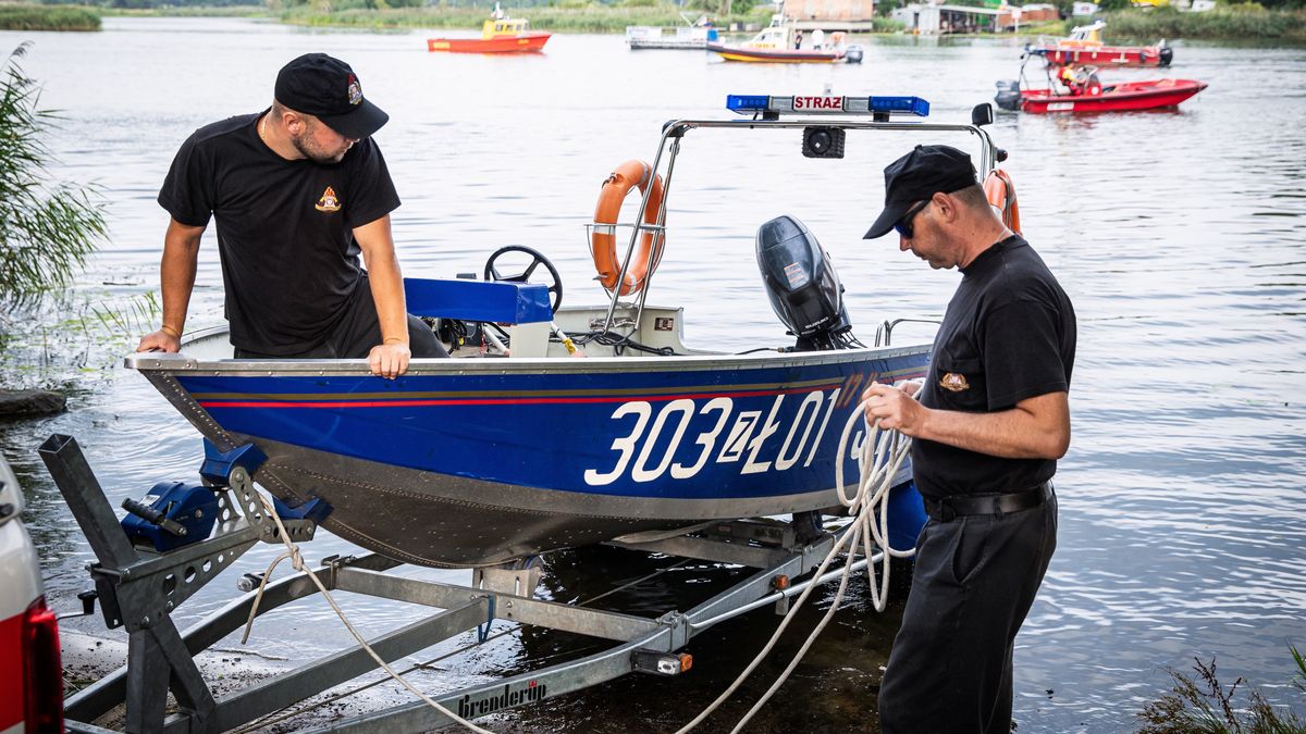 stra�acy
Szczecin, 18.08.2022. Stra�acy podczas odprawy przed wyp�yni�ciem �odzi w celu od�awiania martwych ryb z Odry w Szczecinie, 18 bm. (ad) PAP/Jerzy Muszy�ski
Jerzy Muszy�ski
katastrofa ekologiczna, od�awianie, odprawa, Odra, ryby, rzeka, usuwanie