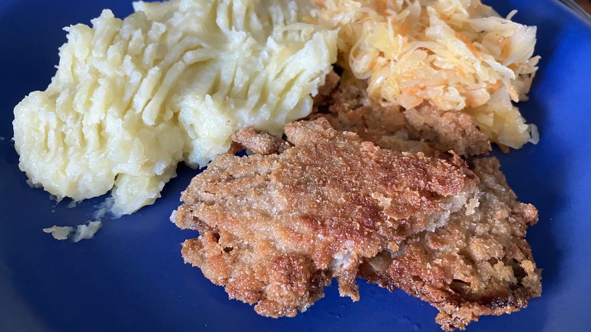 Boczniaki w panierce z ziemniakami i surówką z kiszonej kapusty