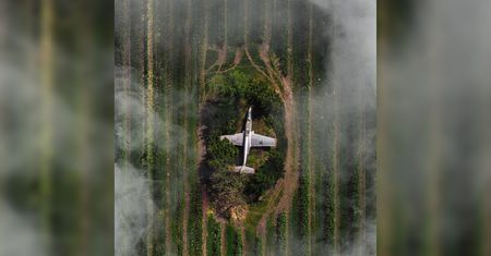Polski odrzutowiec w polu. Fotograf zrobił mu zdjęcia z drona