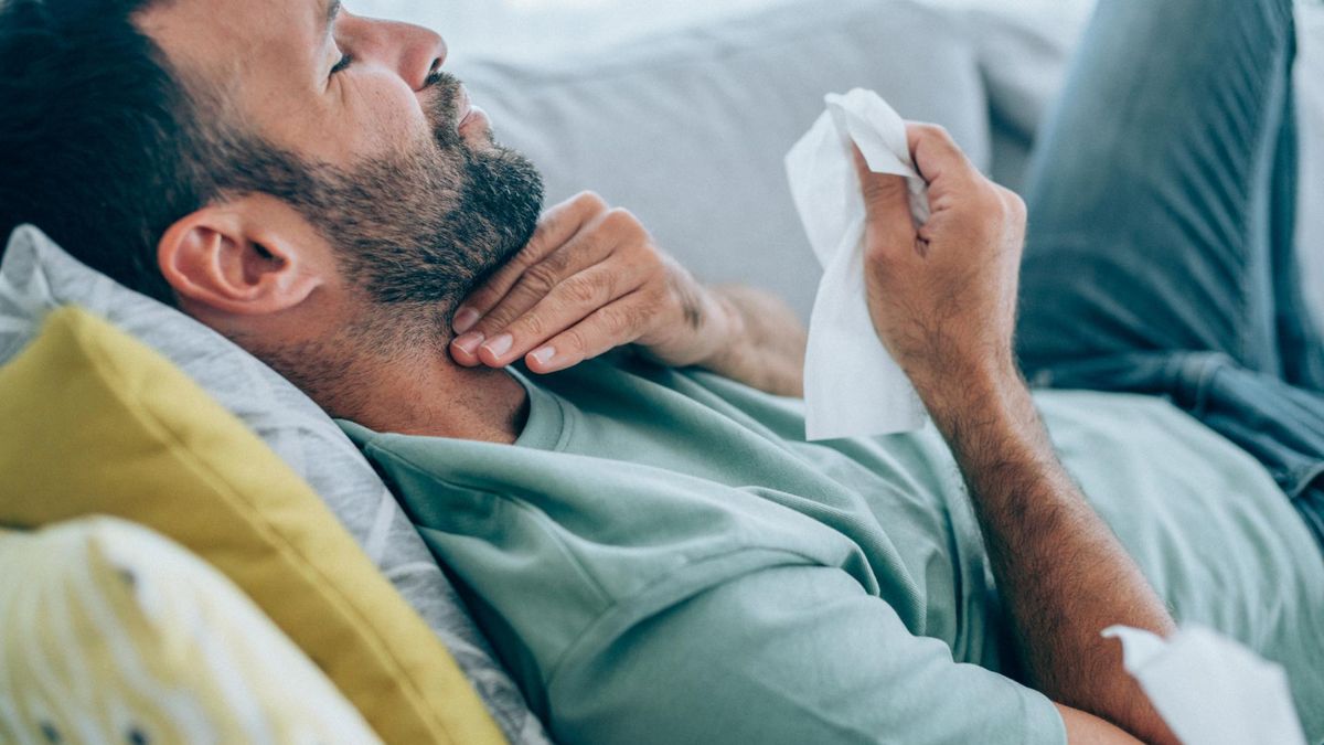 Badania Brytyjczyków wykazały, że najczęstszym objawem zakażenia koronawirusem jest teraz ból gardła