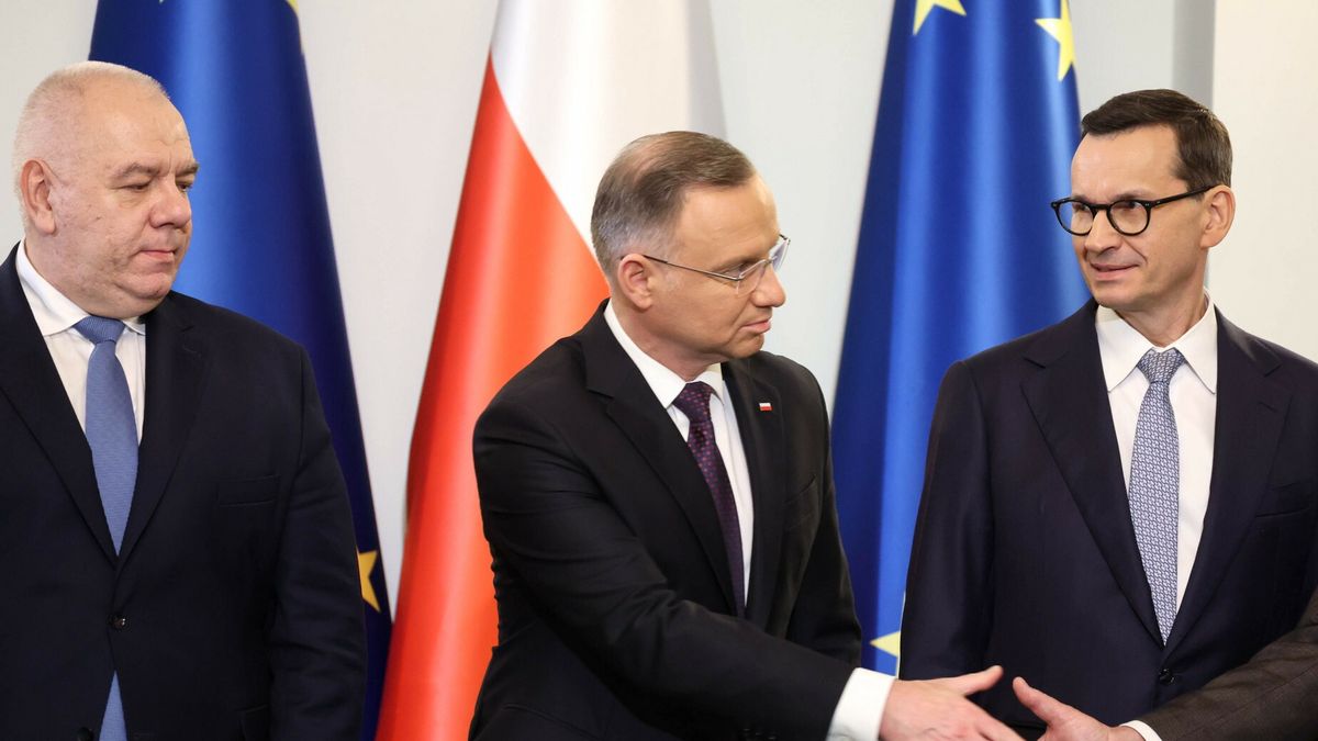 Prezydent powierzy? misj? utworzenia rz?du Mateuszowi Morawieckiemu13.11.2023 Warszawa Uroczystosc desygnowania przez prezydenta Andrzeja Dude na premiera Mateusza Morawieckiego fot. Jacek Dominski/REPORTERN/z: Jacek Sasin, Andrzej Duda, Mateusz MorawieckiJacek Dominski/REPORTER