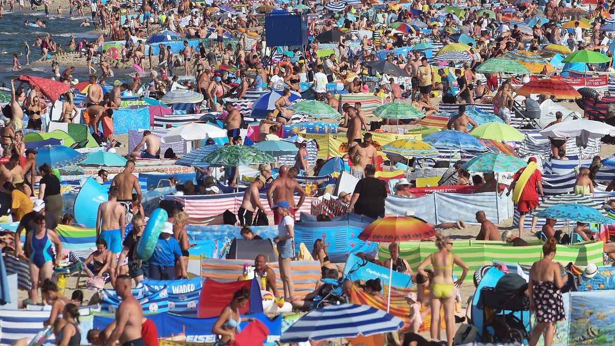 Parawany na plażach są powszechne. Warto wiedzieć, gdzie ich nie rozstawiać. Na zdjęciu z 13 sierpnia 2022 r. plaża we Władysławowie