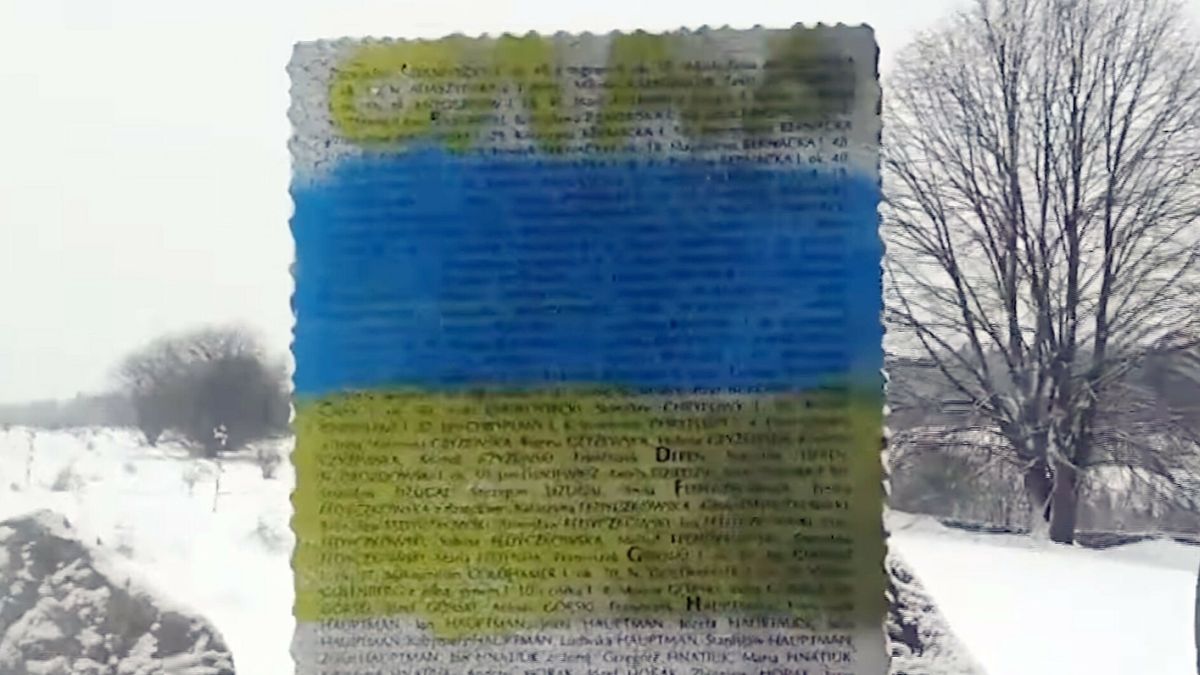 Zdewastowano pomnik Polaków zamordowanych w Hucie PieniackiejFot. Laski Diffusion / East News  09.01.2017, wies Huta Pieniacka, zachodnia Ukraina. W nocy z 8. na 9. stycznia 2017 zdewastowano pomnik Polakow pomordowanych w Hucie Pieniackiej. Pomnik upamietania zbrodnie dokonana na polskich mieszkancach wsi 28 lutego 1944 przez ukrainskich ochotnikow do SS Galizien pod dowodztwem niemieckim, przy udziale Ukrainskiej Powstanczej Armii (UPA). Pomnik w Hucie Pieniackiej skladal sie z kamiennego krzyza i dwoch tablic z imionami i nazwiskami zamordowanych tam Polakow. Na zdjeciach widac, ze krzyz zostal rozbity. Czesc jednej ze stojacych obok niego tablic zamalowano niebieska i zolta farba, co stanowi odwolanie do ukrainskiej flagi. Druga tablice pomalowano w kolory flagi (UPA), pod ktora umieszczono litery SS.Laski Diffusion