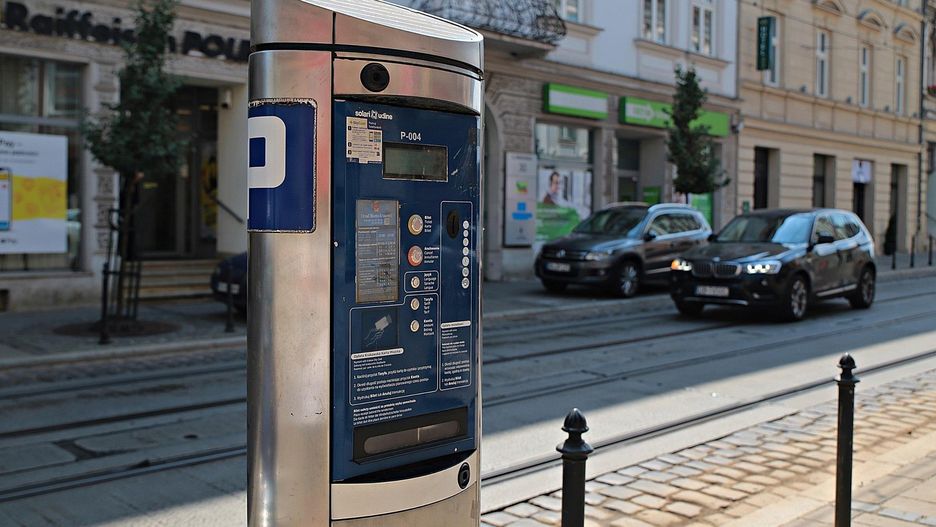Część parkomatów w Krakowie zostanie wymienionych na urządzenia, które miasto otrzymało od Warszawy, jako nieodpłatną darowiznę (zdjęcie ilustracyjne) 