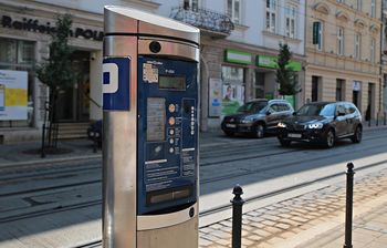 W Krakowie montują parkomaty z Warszawy. Utrudnienia w płatnościach za postój