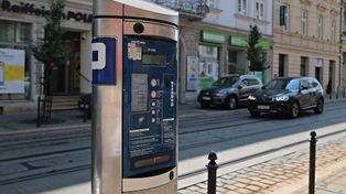 W Krakowie montują parkomaty z Warszawy. Utrudnienia w płatnościach za postój