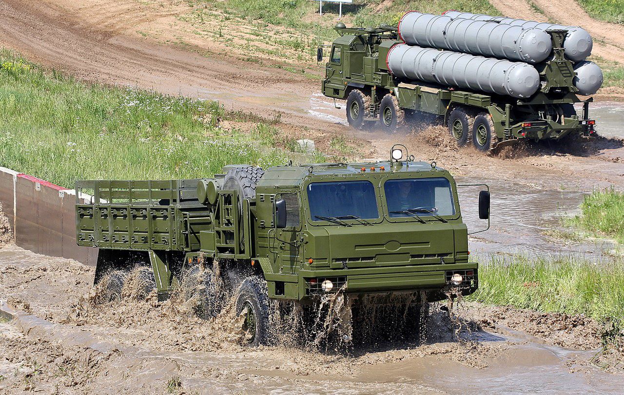 Elementy systemu przeciwlotniczego i przeciwrakietowego S-400 Triumf.
