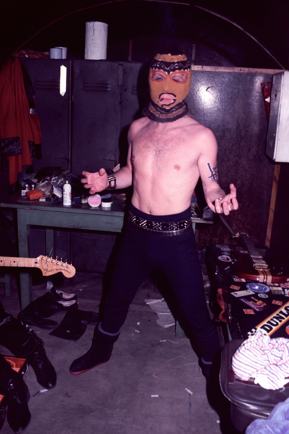 W takiej kominiarce Roman rozpoczynał koncert