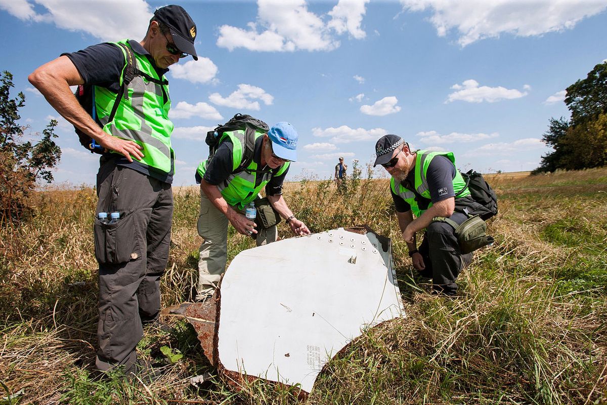 Holenderscy i malezyjscy śledczy na miejscu katastrofy MH17 