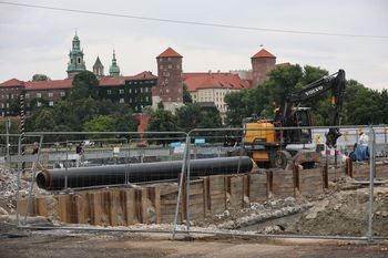 Praca na dwie zmiany przy remoncie mostu Grunwaldzkiego w Krakowie. Dlaczego nie zawsze roboty idą tam pełną parą?