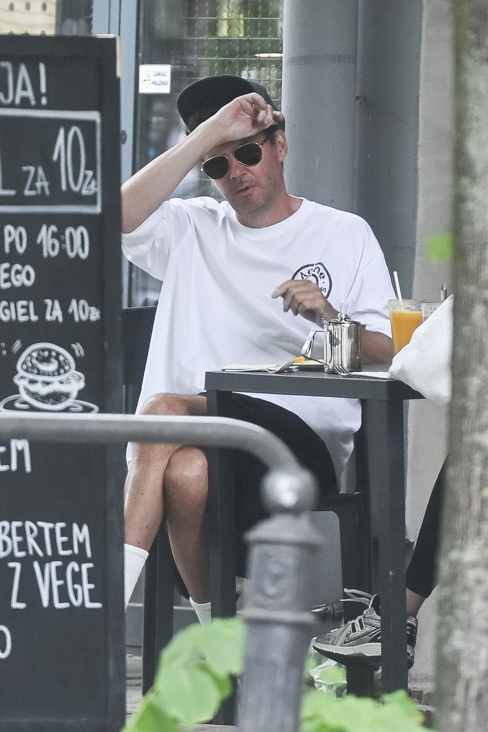Kuba Wojewódzki pałaszuje lunch w towarzystwie ukochanej