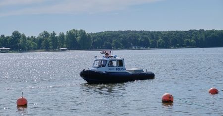 37-latek zażył dużą ilość leków, które popił alkoholem. Policjanci znaleźli desperata nad zalewem Zemborzyckim