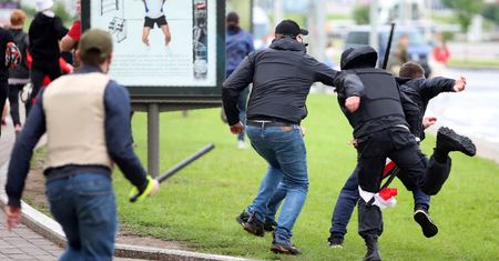 Białoruś. 100 tys. protestujących w Mińsku. Dziesiątki zatrzymań