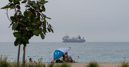 Rosjanie ignorują zagrożenie. "Dziś jesteśmy sami na plaży"