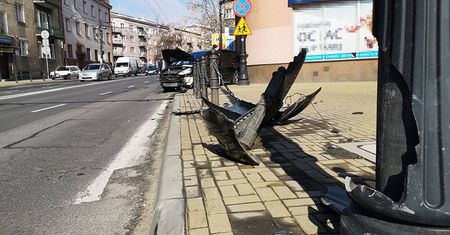 Przejechał na czerwony świetle, zderzył się z peugeotem. Zatrzymał się na elewacji budynku
