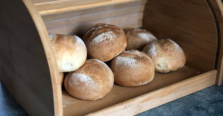 Umieść dwie kostki w chlebaku. Pieczywo będzie, jak prosto z pieca