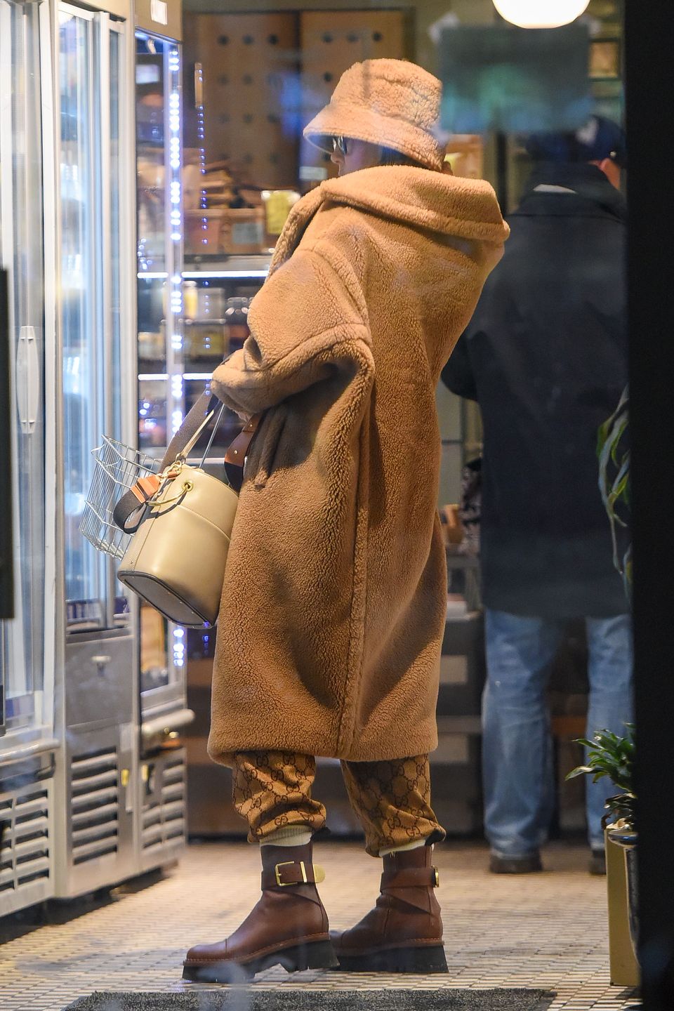 Wystylizowana Kinga Rusin robi rundkę po mieście