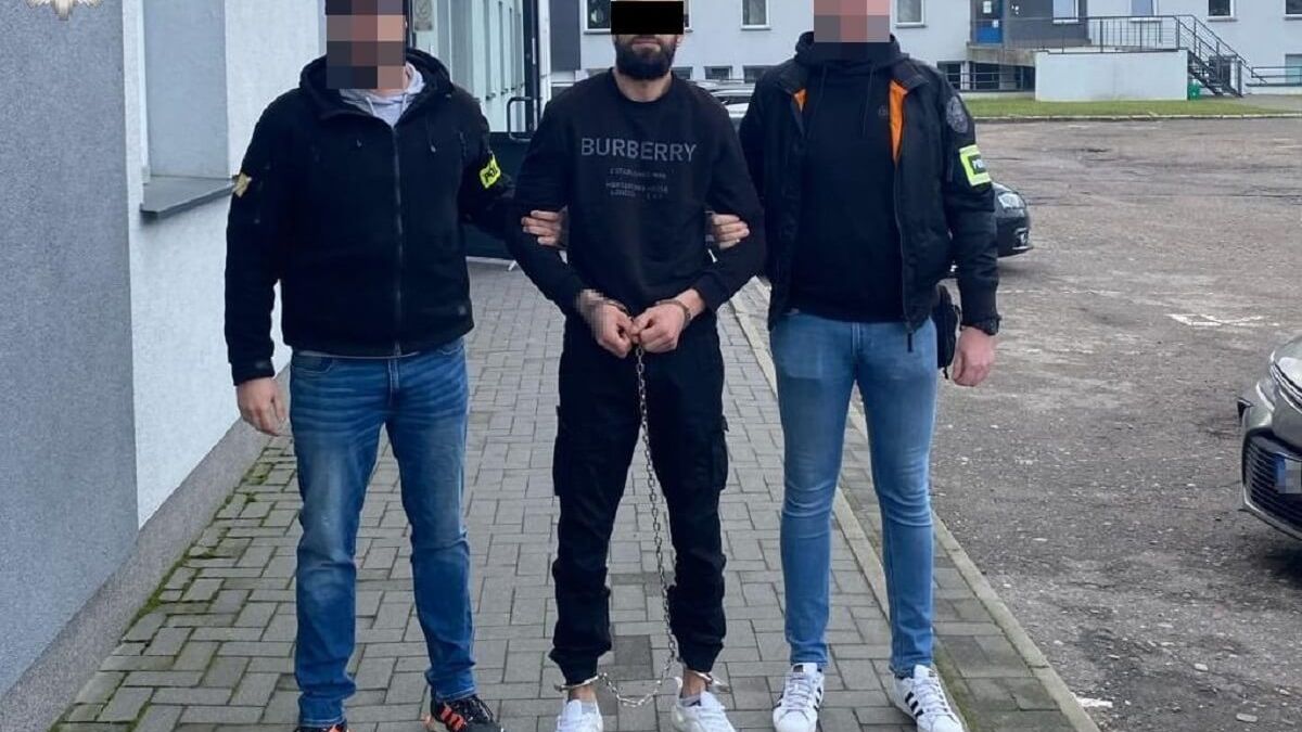 policjanci, zatrzymany mężczyzna