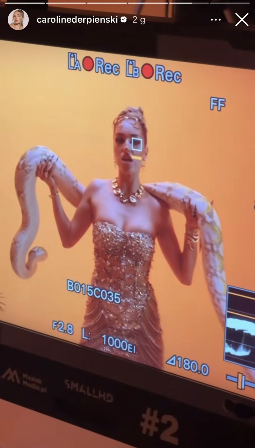 Caroline Derpieński na planie teledysku