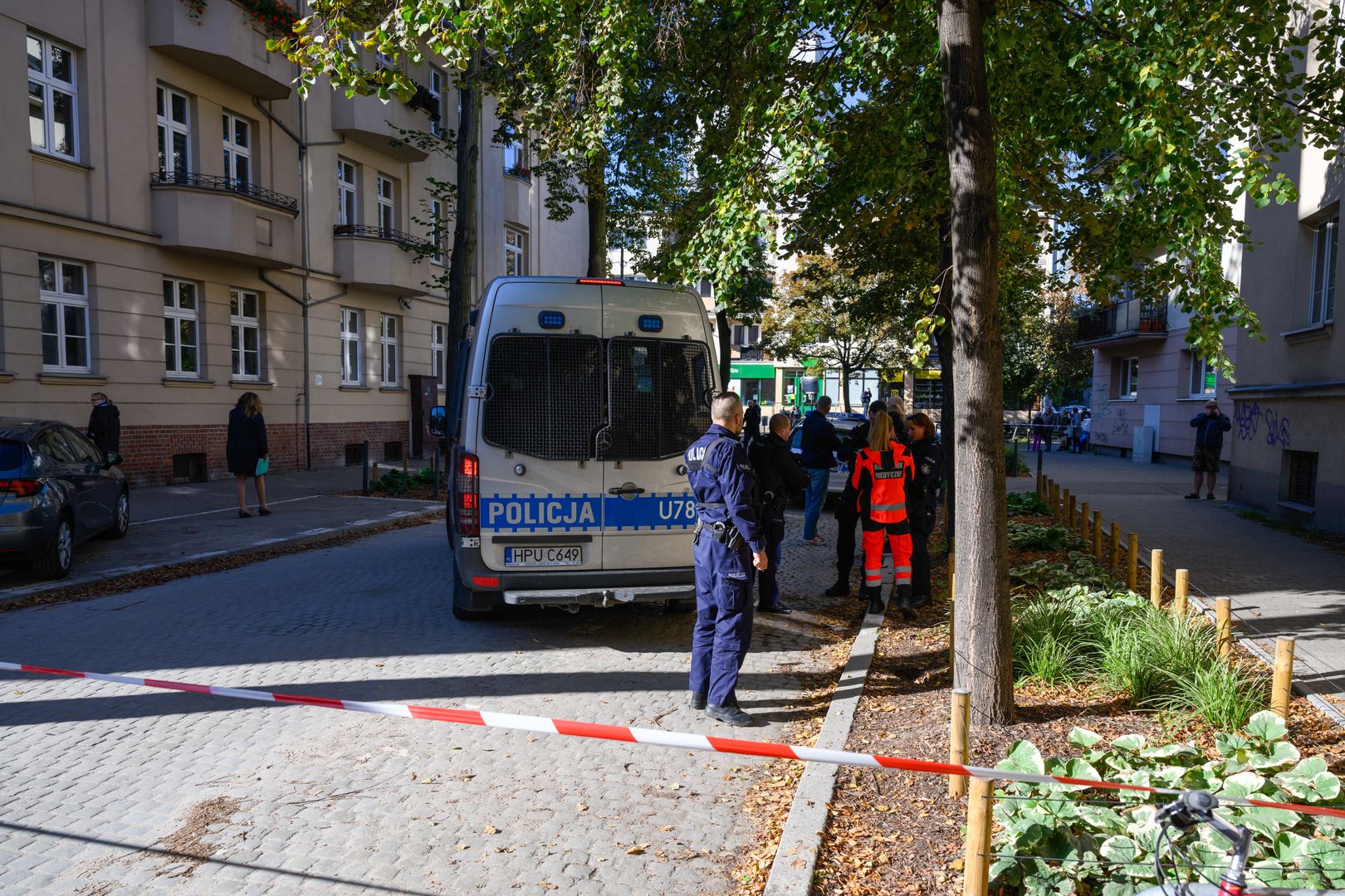 Poznań, 18.10.2023. Miejsce ataku nożownika w rejonie skrzyżowania ulic Łukaszewicza i Karwowskiego na poznańskim Łazarzu, 18 bm. Mężczyzna w podeszłym wieku zaatakował nożem 5-letnie dziecko, przebywające z grupą przedszkolną na wycieczce. (amb) PAP/Jakub Kaczmarczyk