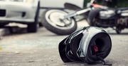 Radziejów: Wypadek w powiecie radziejowskim. Motocyklista ominął sarnę, ale uderzył w drzewo. Poważnie ranny trafił do szpitala