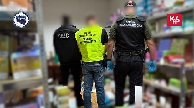 Nielegalny sklep działał w sieci. 12,5 tys. waporyzatorów i 400 tys. zł w gotówce zabezpieczone przez służby