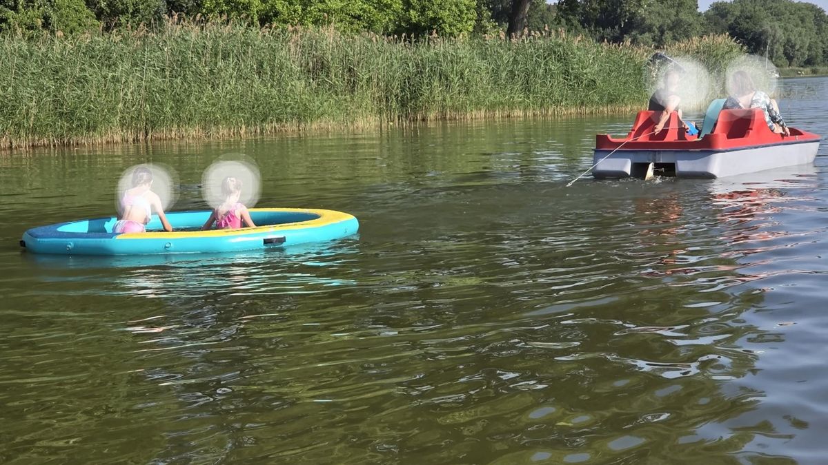 Tak ciągnęli dzieci po wodzie.