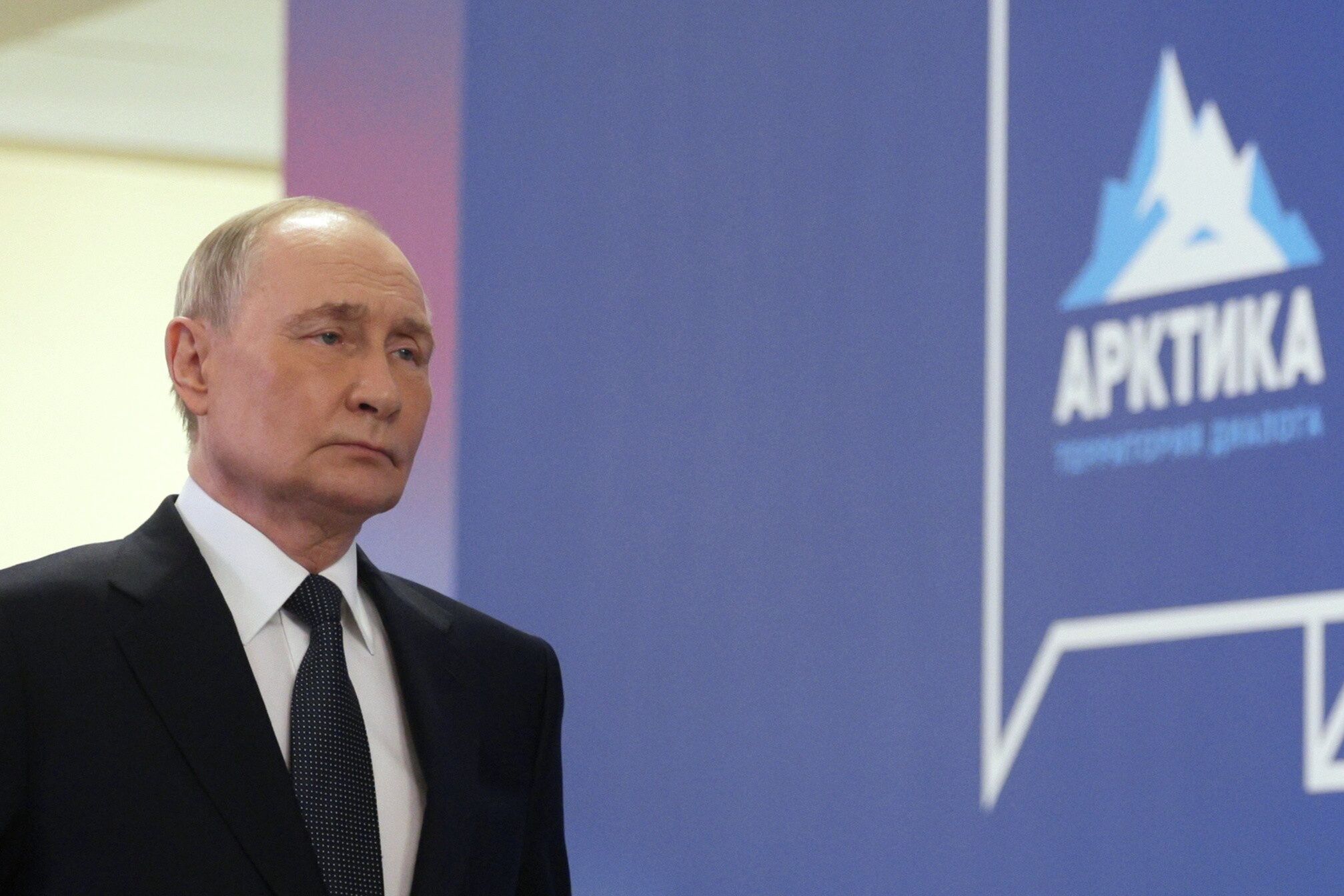 Russian President Putin visits Murmansk region
epa11992218 Russian President Vladimir Putin attends a presentation of business plans for the development of key settlements in the Russia's Arctic zone, in Murmansk, Russia, 27 March 2025.  EPA/GAVRIIL GRIGOROV / SPUTNIK / KREMLIN POOL MANDATORY CREDIT 
Dostawca: PAP/EPA.
GAVRIIL GRIGOROV / SPUTNIK / KREMLIN POOL
diplomacy, government, arctic, logo, mic, backdrop, war, conflict
