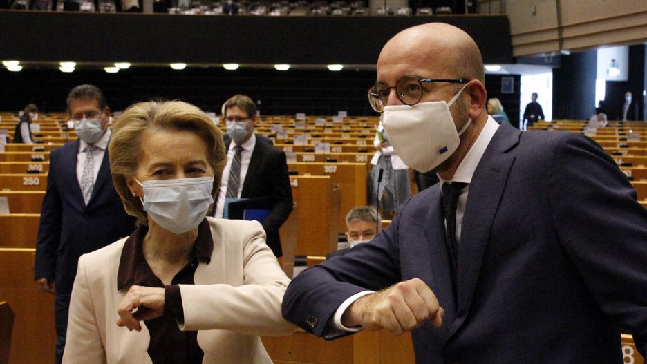 Bruksela. Szefowa Komisji Europejskiej Ursula von der Leyen oraz przewodniczący Rady Europejskiej Charles Michel 