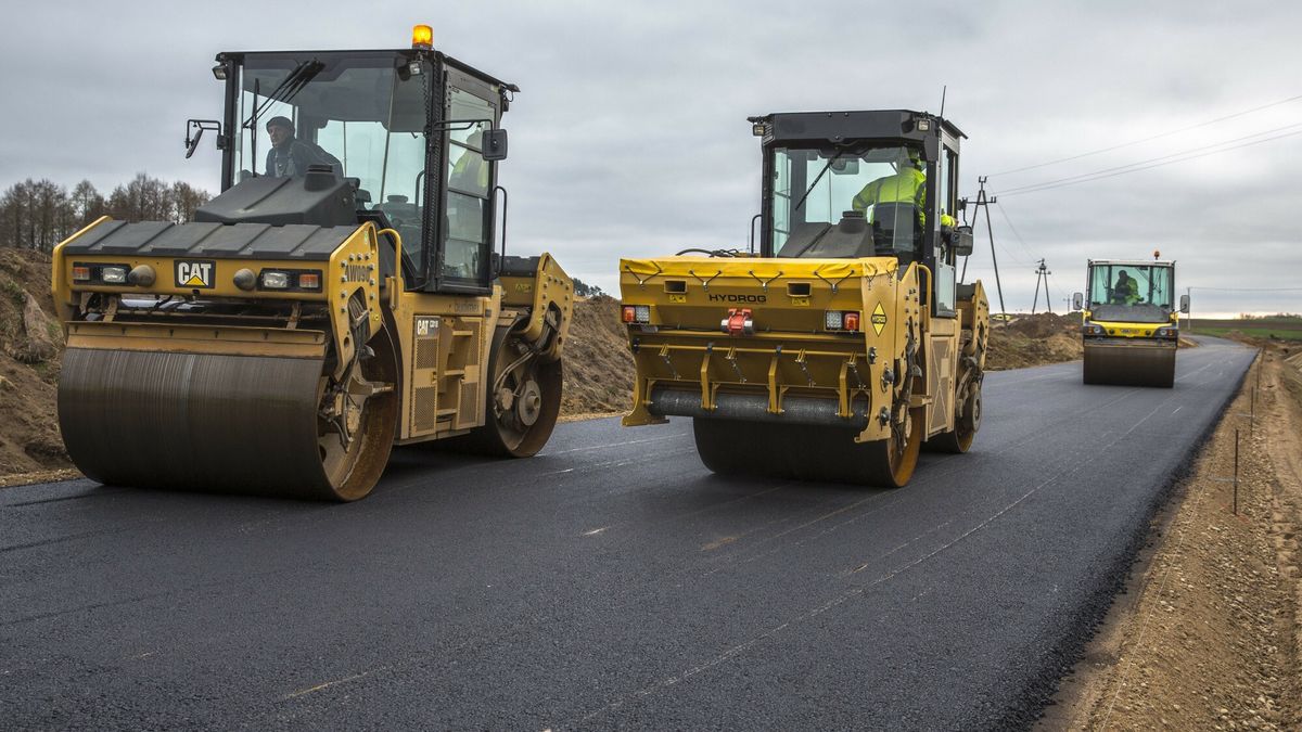 Budowa Via Baltiki Stawiski - Szczuczyn
14.11.2019 odcinek Stawiski - Szczuczun budowa trasy Via Baltica S61, wykonawca Budimex N/z kladzenie asfaltu na drodze ktora zostanie poprowadzony ruch na czas budowy nowej drogi    fot Marek Maliszewski/REPORTER
Marek Maliszewski/REPORTER