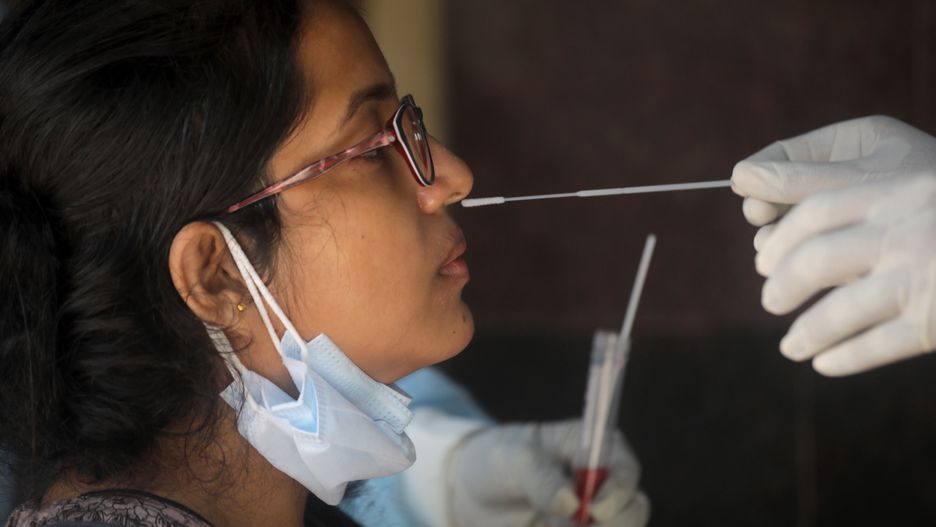 An Indian woman undergoes a Covid-19 swab test at a government hospital amid rising cases of Covid19 infection in Kolkata, Eastern India, 04 July 2022. According to the Indian Health Ministry, fresh COVID-19 cases are rising rapidly with 16,103 people testing positive in the last 24 hours. EPA/PIYAL ADHIKARY Dostawca: PAP/EPA.