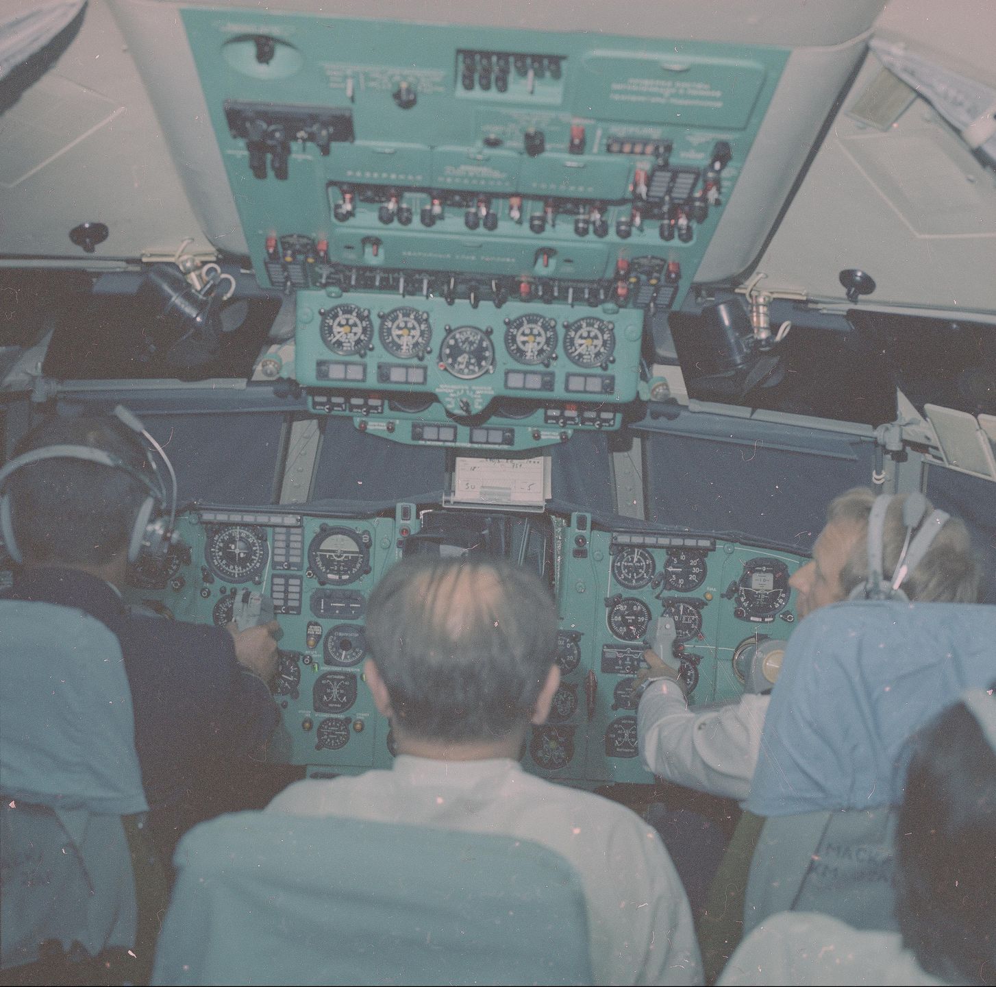 Cztery osoby w kokpicie samolotu Ił-62M. Zdjęcie z lat 1972-1980