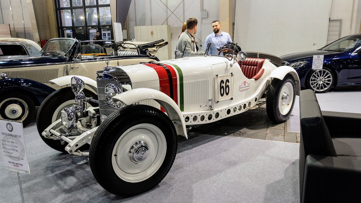 Jeśli jeszcze nie odwiedziliście Retro Motor Show, zachęcam was, by to zrobić - atrakcje znajdą się absolutnie dla każdego miłośnika klasycznej motoryzacji. Nie brakuje tu nie tylko "maluchów" czy fiatów 125p, które zawsze towarzyszą polskim imprezom motoryzacyjnym. Na miejscu znajdziemy takie rarytasy jak mercedes SSK...