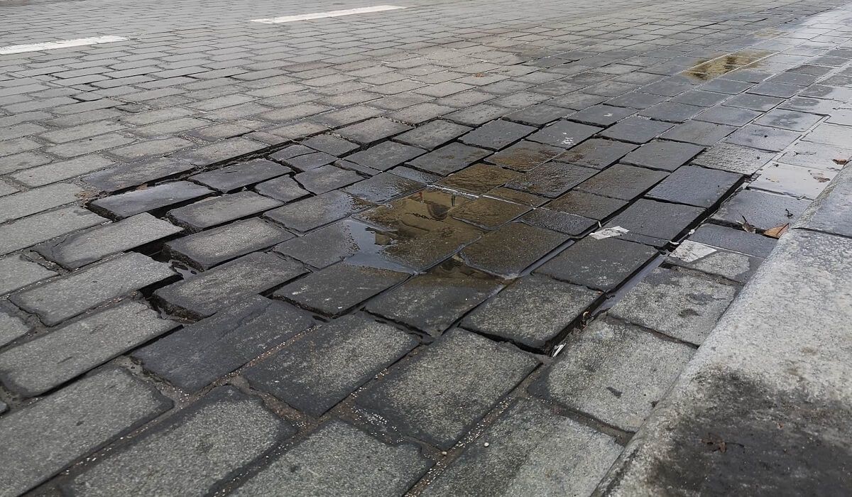 Zapadnięty fragment jezdni na ul. Królewskiej w Lublinie